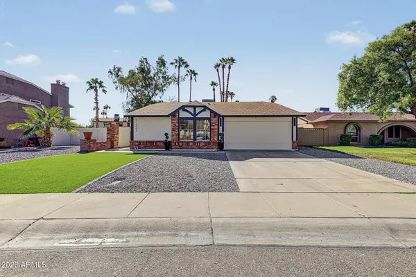 1221 W SHAWNEE DR
