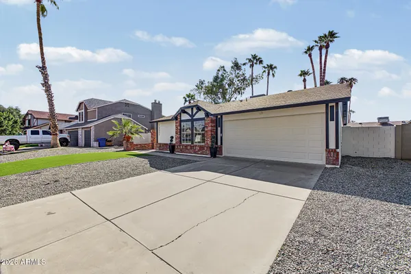 1221 W SHAWNEE DR