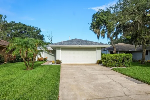 724 SAINT ANDREWS CIR