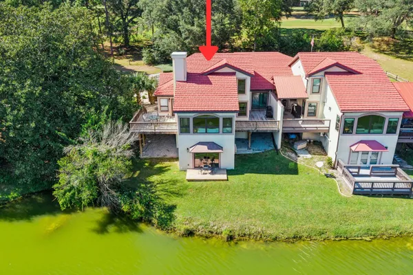 1100 LAKE WAY DR