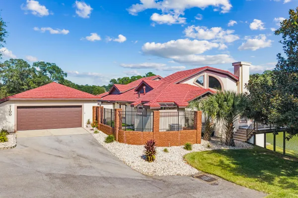 1100 LAKE WAY DR