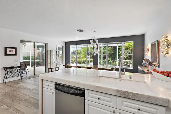 8208 HERITAGE CLUB DR