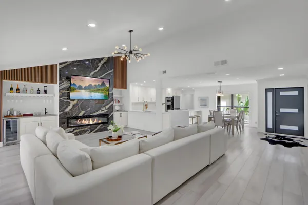 39 EDINBURGH DR