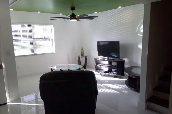 3810 SW 52ND AVE 3810