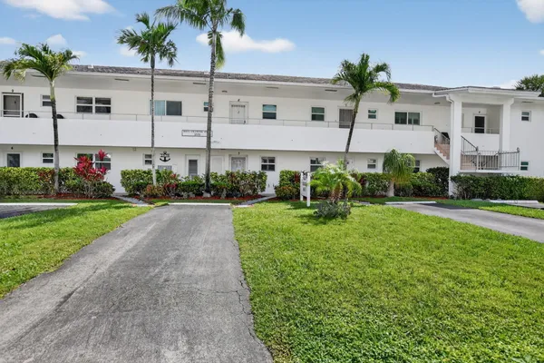 2570 BANYAN RD 3