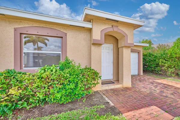 556 E RIDGE CIR CIR