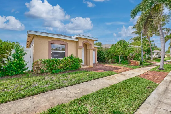 556 E RIDGE CIR CIR