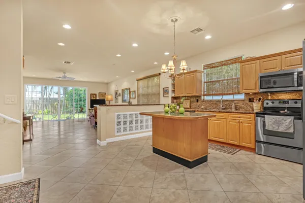 2560 NE 11TH ST