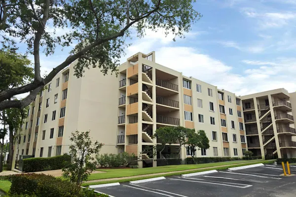 3253 RIVERSIDE DR D-301