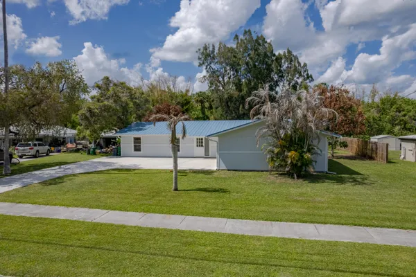 320 CHAMBERLAIN BLVD