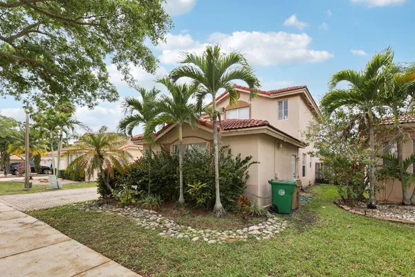 405 E ROYAL COVE CIR