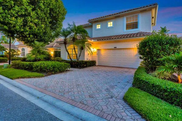 1012 DIAMOND HEAD WAY