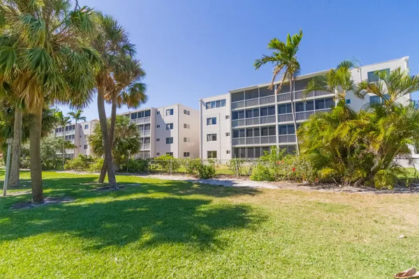 300 E ROYAL PALM RD 0420
