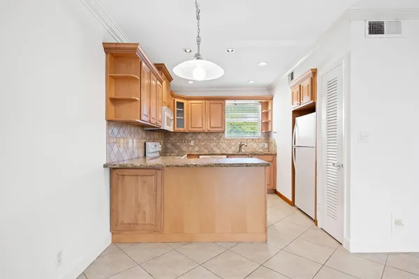 2748 NE 28TH AVE 20