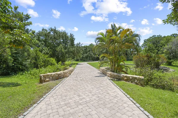 6001 LE LAC RD