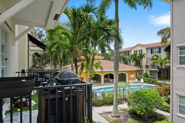 127 GREENWICH CIR