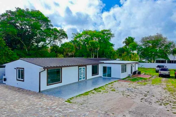 696 ARLINGTON DR