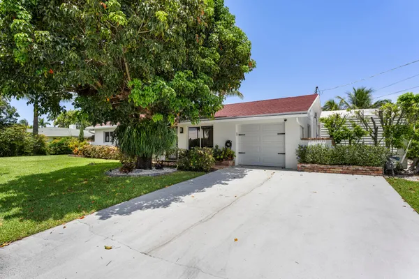 8416 PINE TREE LN