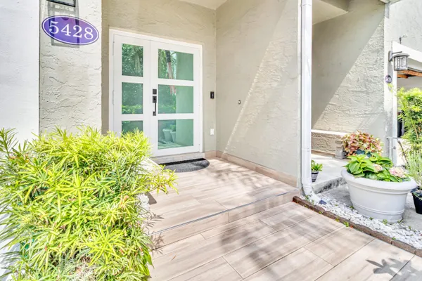 5428 POINTE VILLA DR E