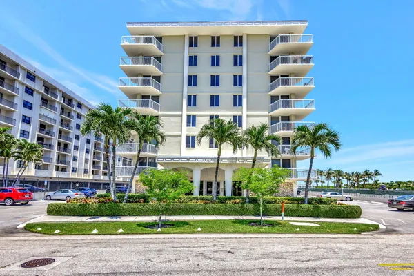 125 OCEAN AVE 211