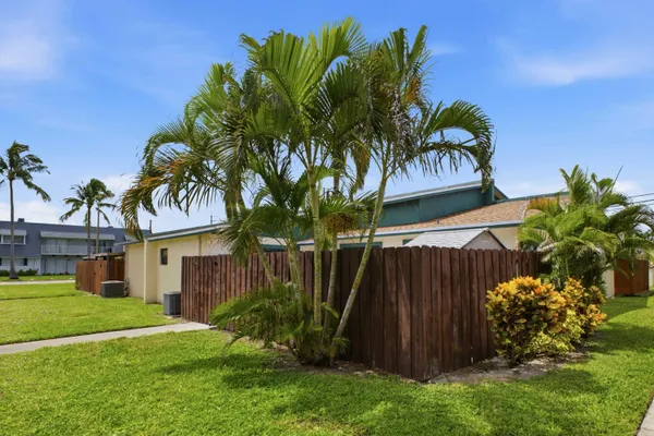 1110 MANOR DR