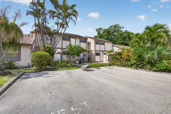 110 SHERWOOD CIR 4C