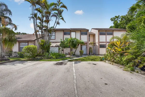 110 SHERWOOD CIR 4C