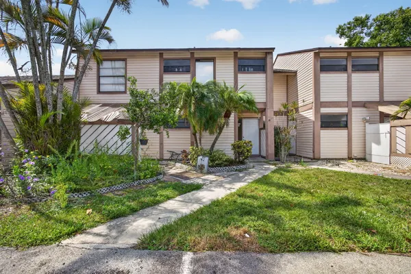 110 SHERWOOD CIR 4C