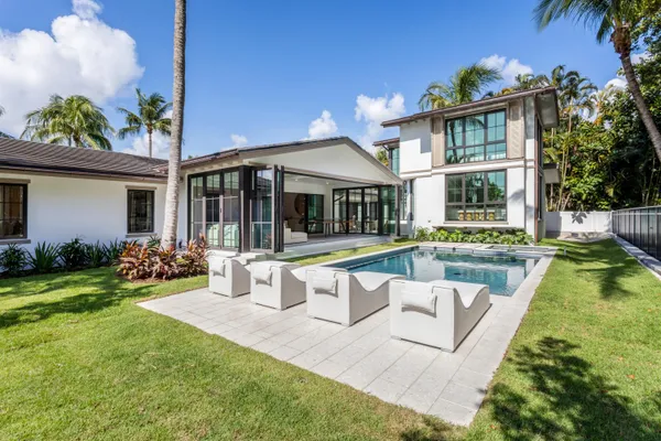1125 HARBOR DR
