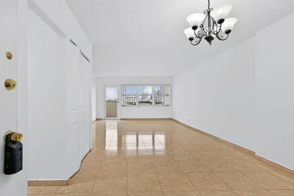 401 GOLDEN ISLES DR 1014