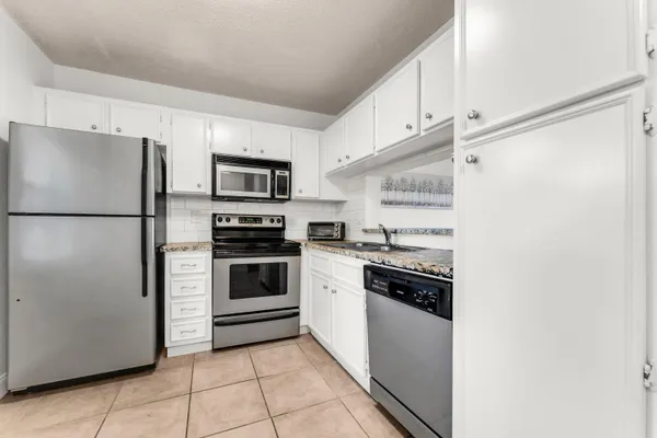 5510 LAKESIDE DR 106