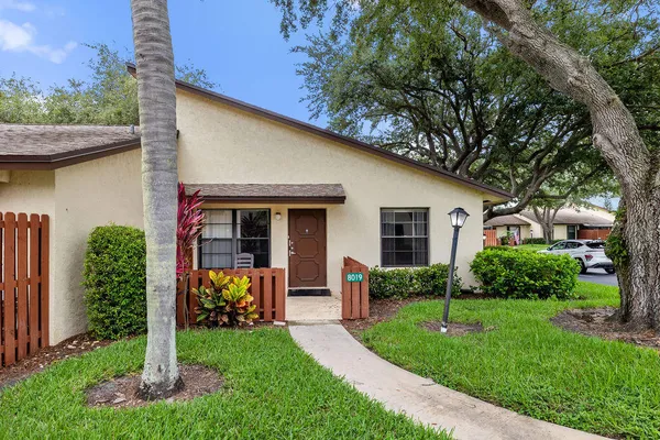 8019 SE VILLA CIR 2713