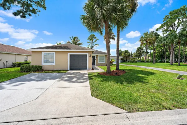 5483 CLUB CIR