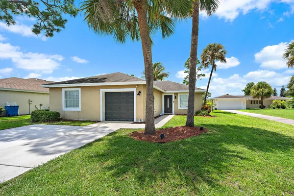 5483 CLUB CIR