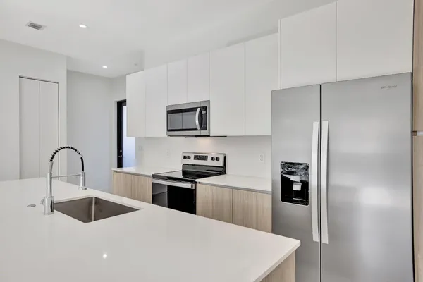 4208 NE 7TH TER