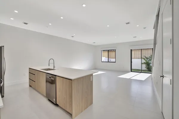 4208 NE 7TH TER