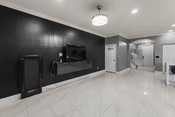 6119 SEMINOLE GARDENS CIR