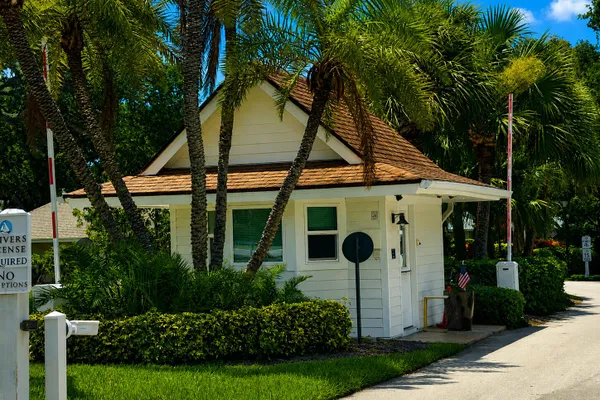 1027 MANGROVE LN