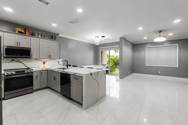 6119 SEMINOLE GARDENS CIR