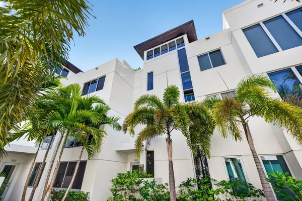 244 GARDEN CT