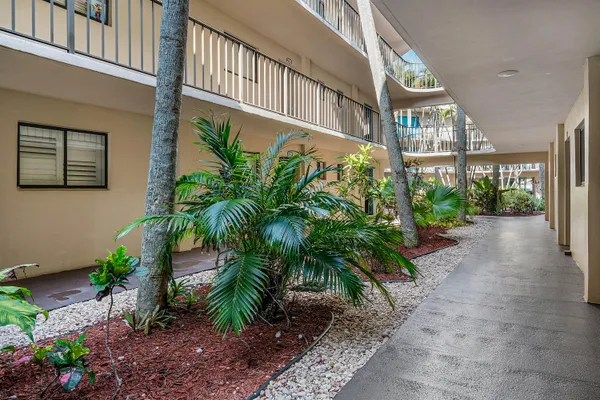5190 LAS VERDES CIR 105