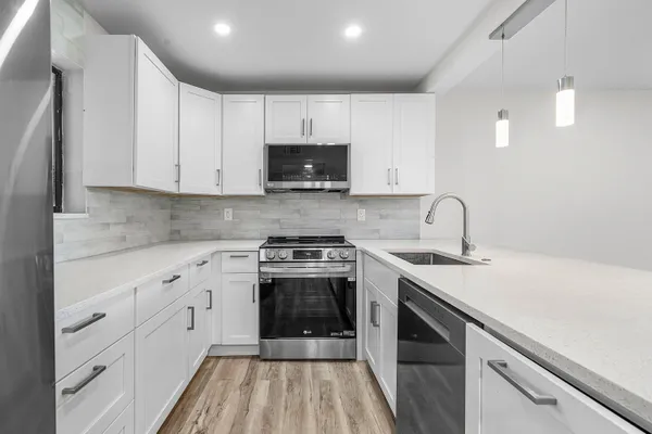 5190 LAS VERDES CIR 105