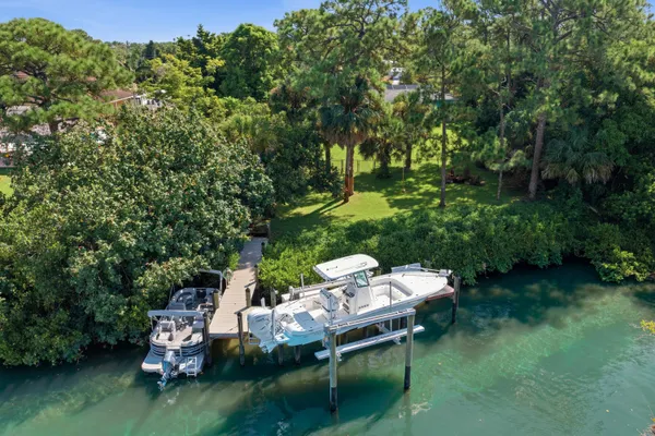 4916 SE MANATEE COVE RD