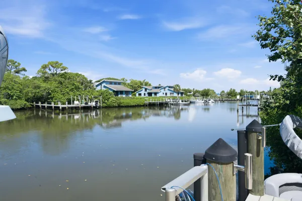 4916 SE MANATEE COVE RD