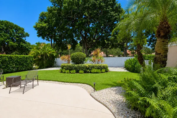 221 GREEN POINT CIR