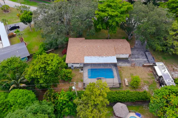 4511 E COUNTRY CLUB CIR