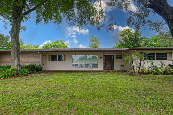4511 E COUNTRY CLUB CIR