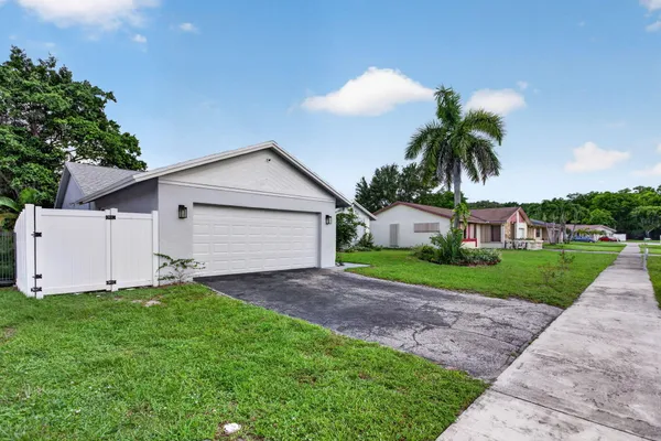 4950 SW 11TH CIR