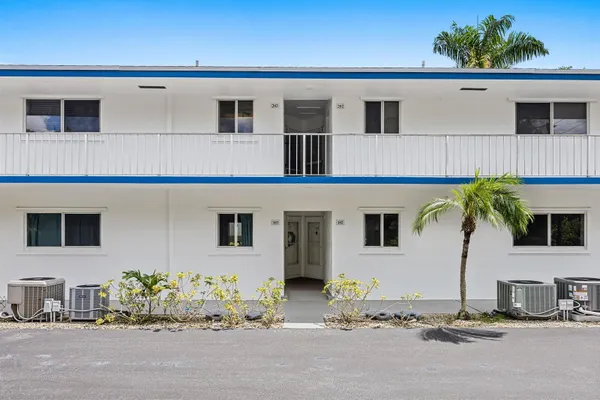 2 GARDEN ST 203M