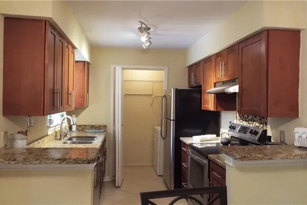833 RIVERSIDE DR 824